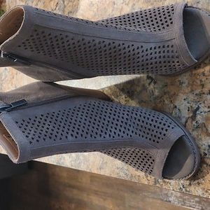 Lucky Brand Lakyn Ankle Booties Perforated Stacked Wooden Block Heel